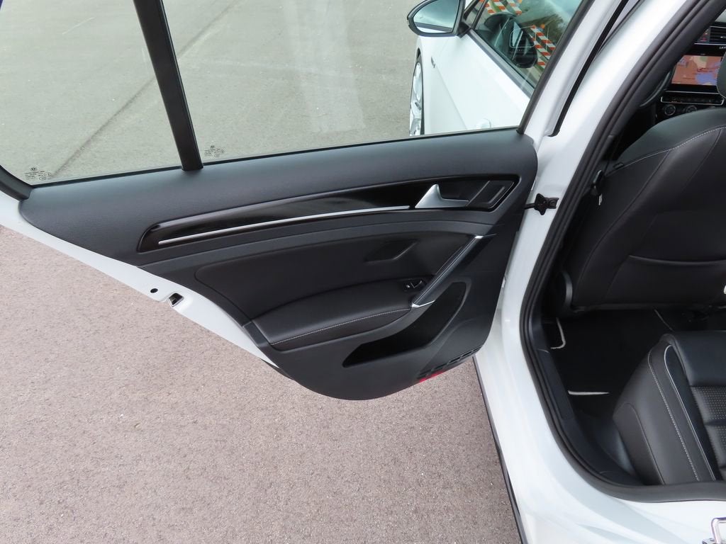 2018 Volkswagen Golf R 2.0T w/DCC & Navigation