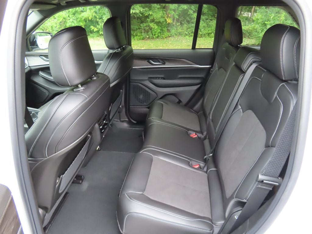 2027 Jeep Grand Cherokee GRAND CHEROKEE LAREDO ALTITUDE 4X4