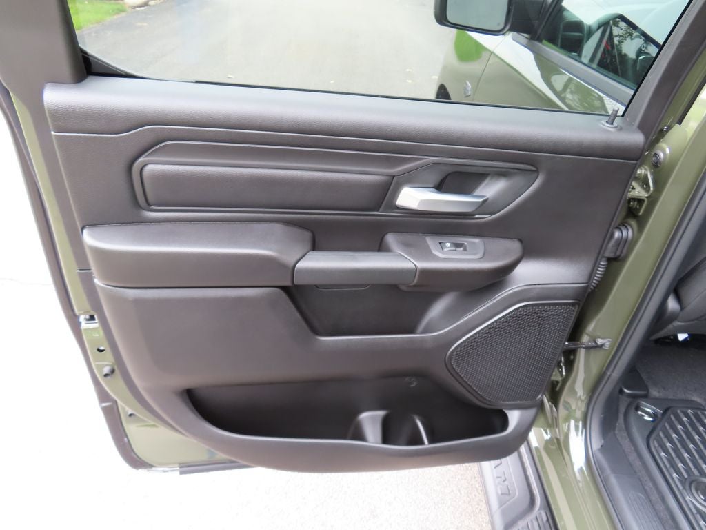 2027 RAM 1500 RAM 1500 EXPRESS CREW CAB 4X4 5'7' BOX
