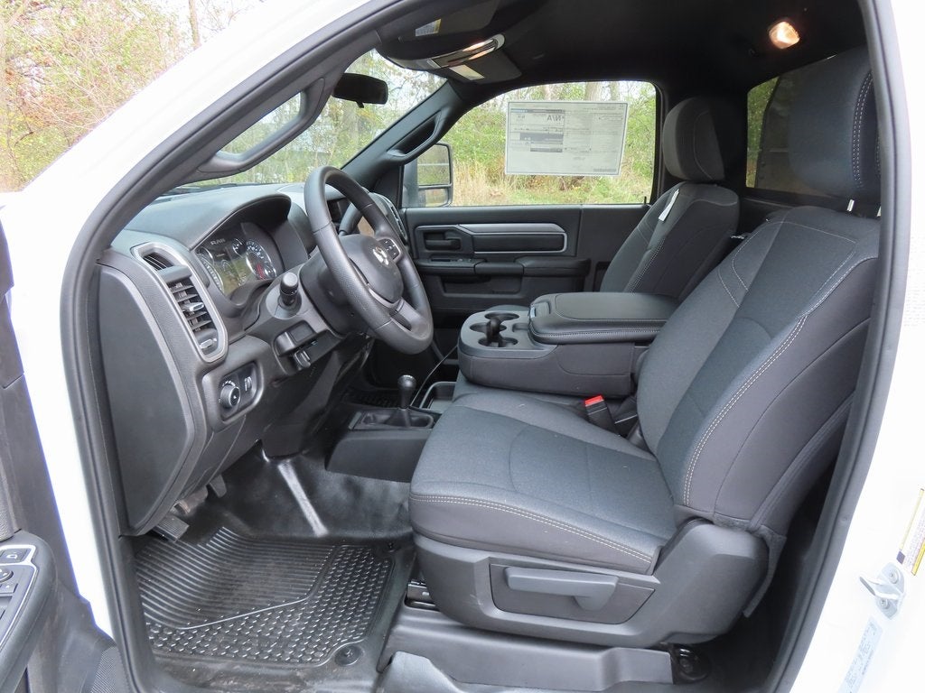 2024 RAM 3500 RAM 3500 TRADESMAN CHASSIS REGULAR CAB 4X4 84' CA