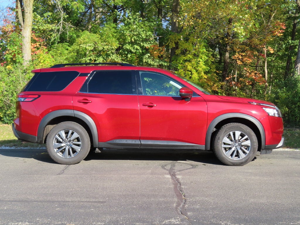 2024 Nissan Pathfinder SV