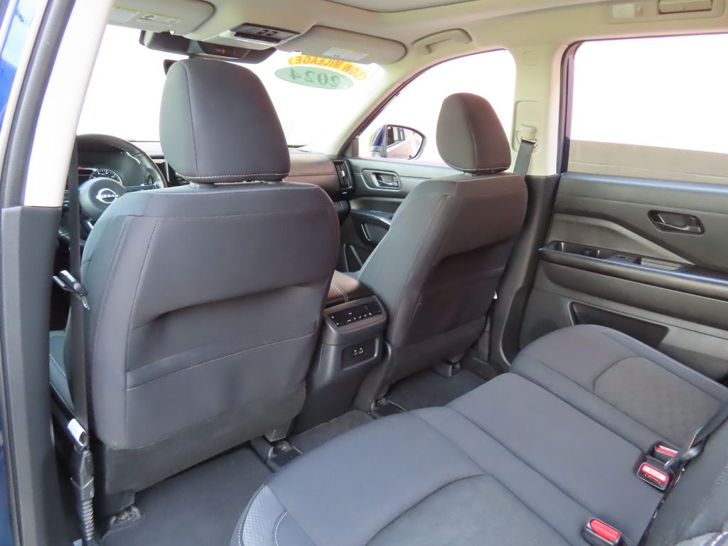 2024 Nissan Pathfinder SV