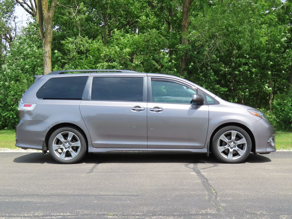 2017 Toyota Sienna SE 8 Passenger