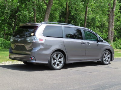2017 Toyota Sienna SE 8 Passenger