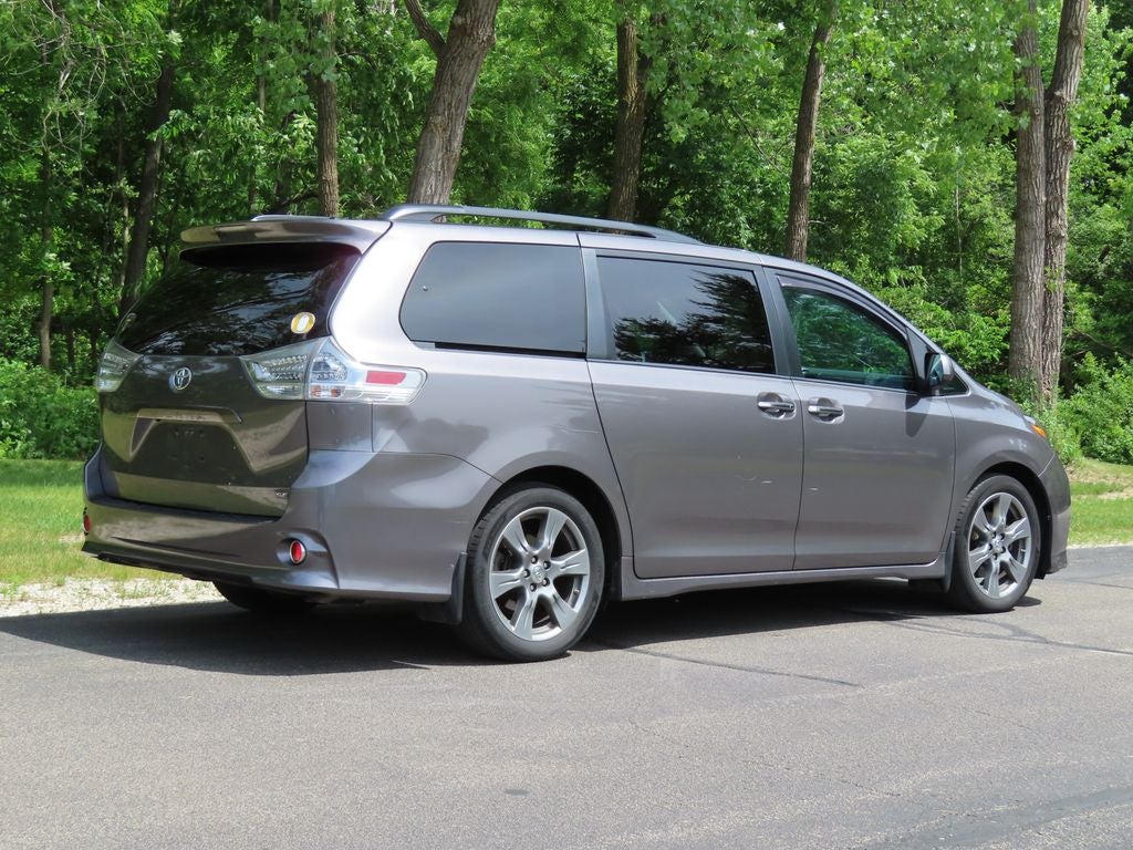 2017 Toyota Sienna SE 8 Passenger