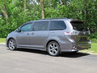 2017 Toyota Sienna SE 8 Passenger
