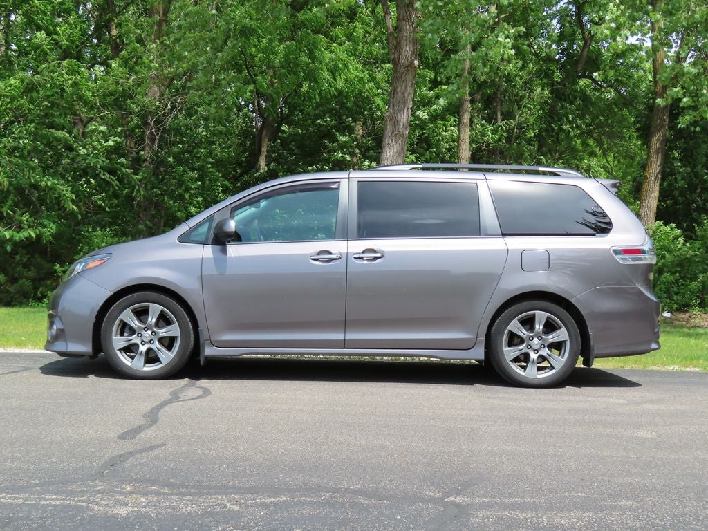 2017 Toyota Sienna SE 8 Passenger