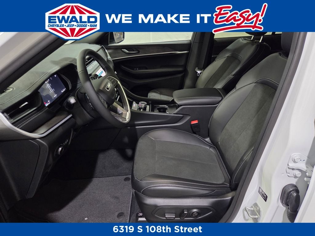 2026 Jeep Grand Cherokee Laredo Altitude