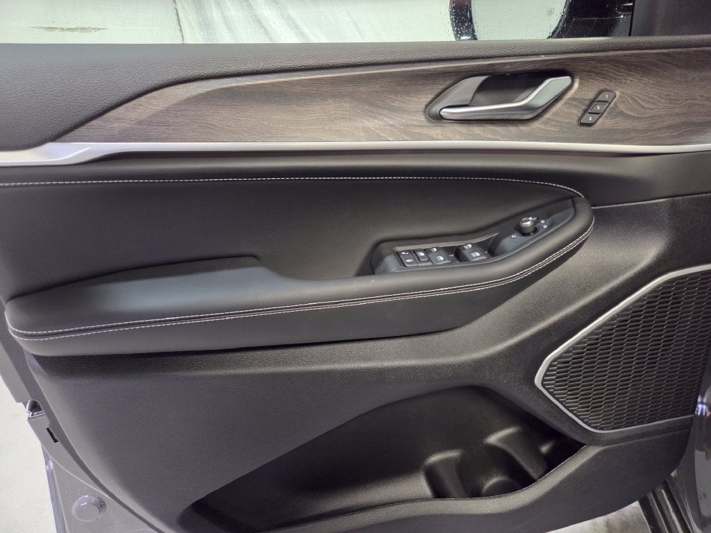 2027 Jeep Grand Cherokee Limited Reserve