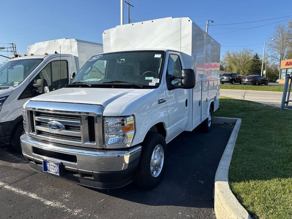 2025 Ford E-350SD Base Cutaway