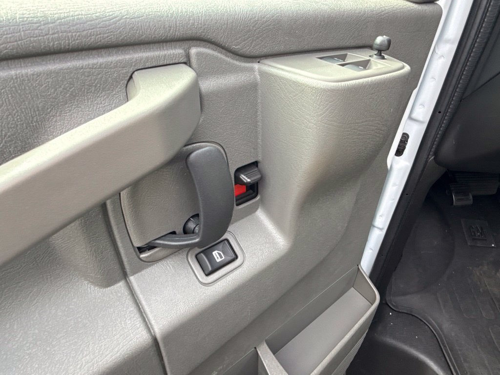 2025 Chevrolet Express 3500 LT Passenger