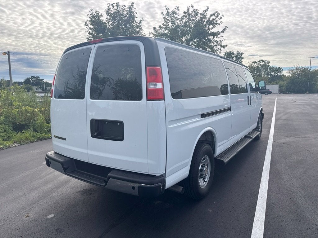 2025 Chevrolet Express 3500 LT Passenger
