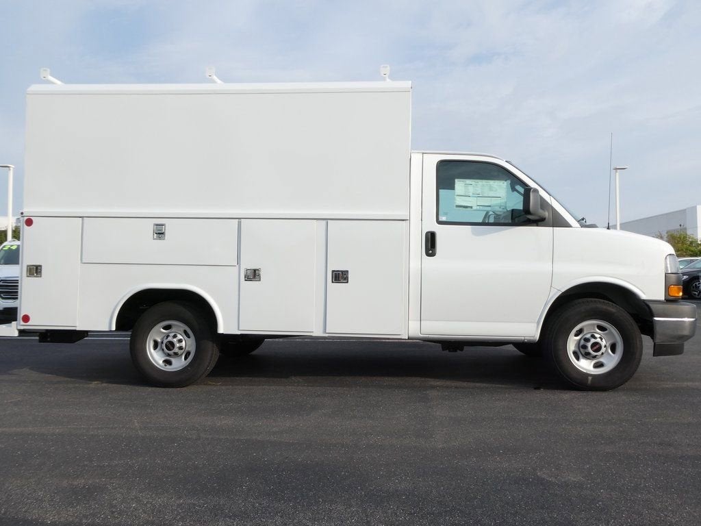 2025 GMC Savana Cutaway 3500 1WT
