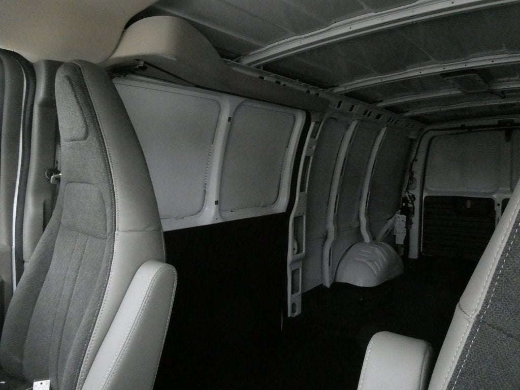 2025 GMC Savana Cutaway 3500 1WT