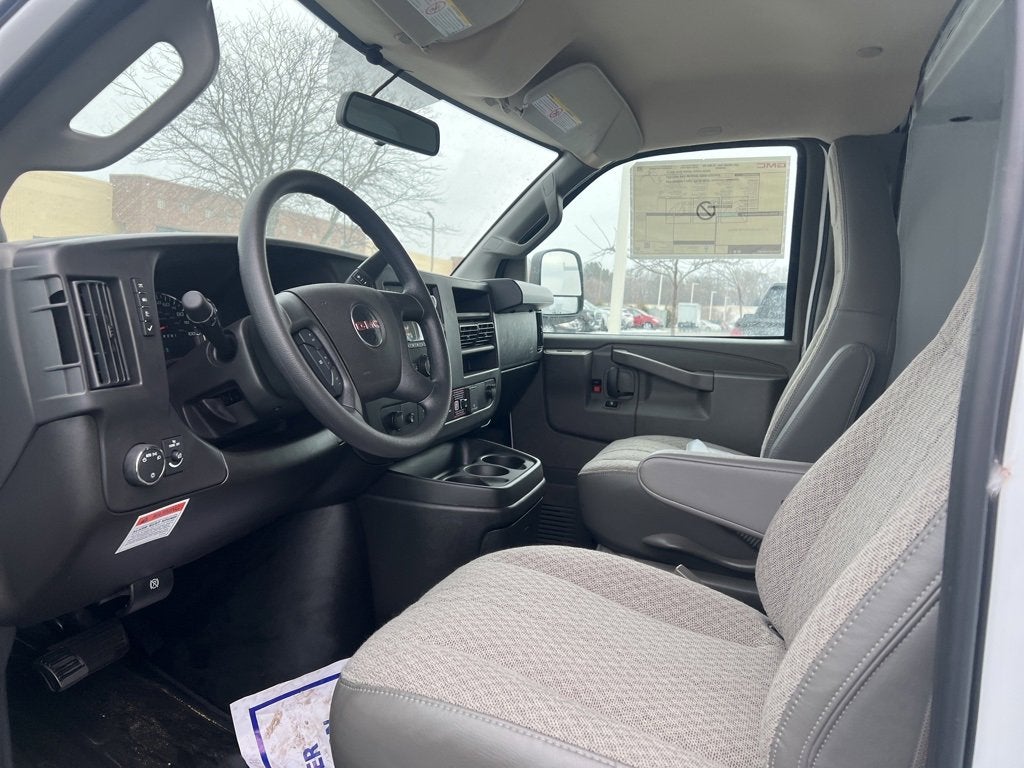 2025 GMC Savana Cutaway 3500 1WT