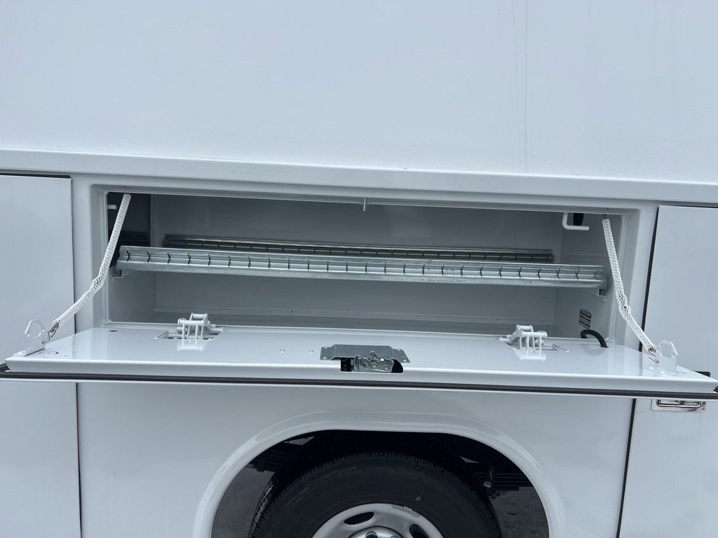 2025 GMC Savana Cutaway 3500 1WT