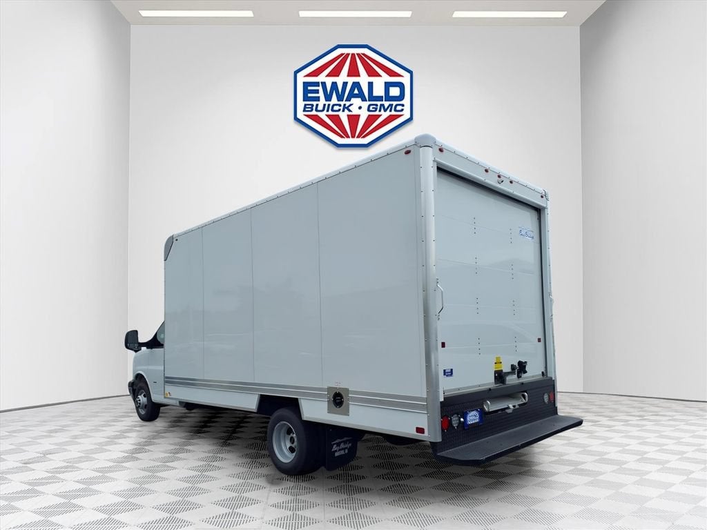 2026 GMC Savana Cutaway 3500 1WT