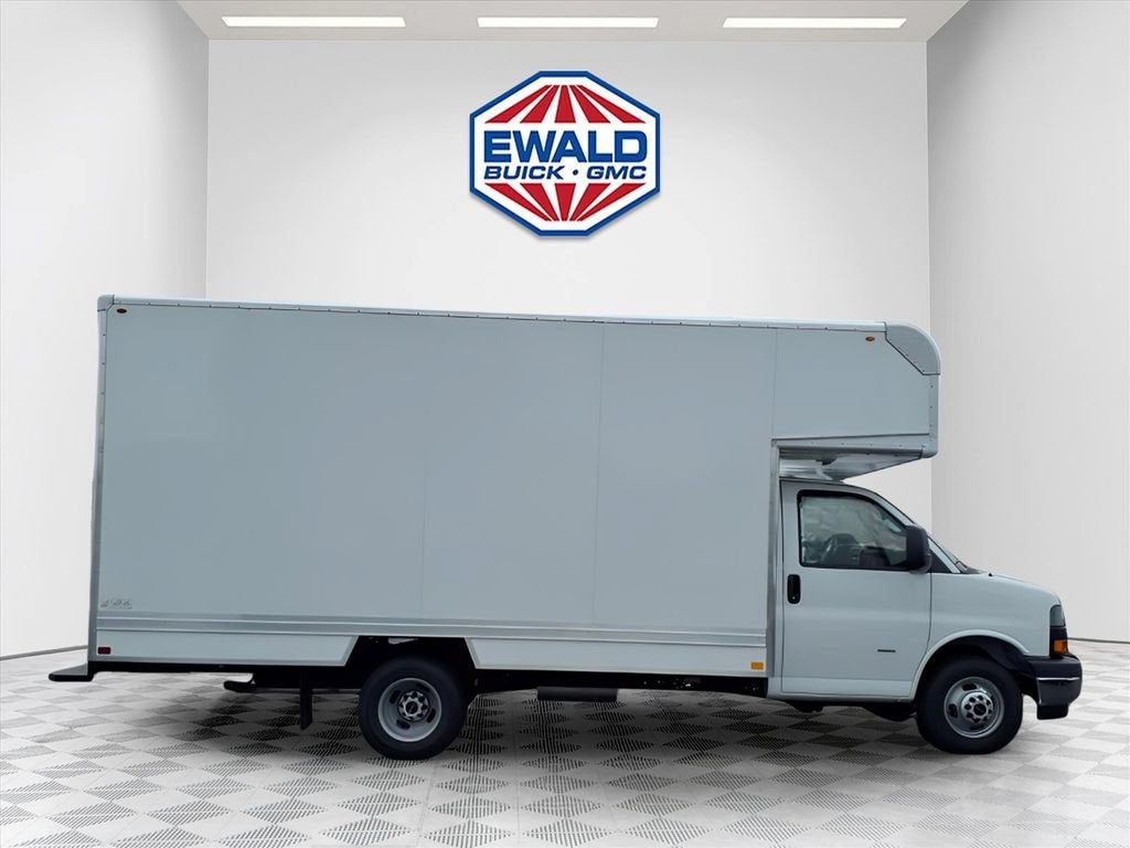 2026 GMC Savana Cutaway 3500 1WT