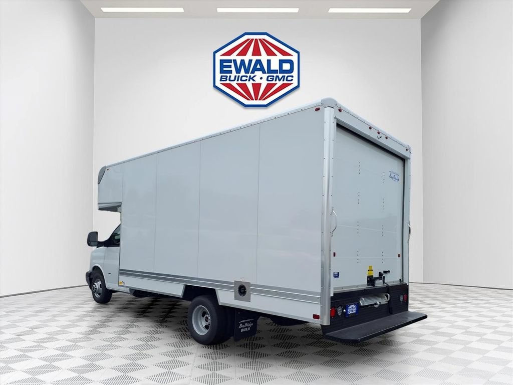 2026 GMC Savana Cutaway 3500 1WT
