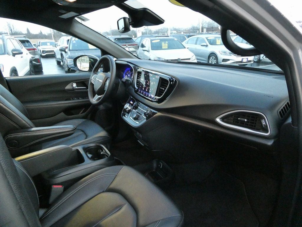 2025 Chrysler Pacifica Select