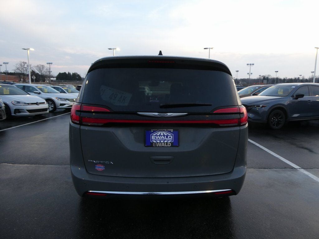 2025 Chrysler Pacifica Select