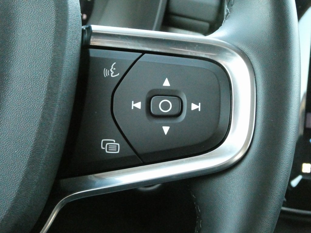 2024 Volvo XC40 B5 Plus Dark Theme