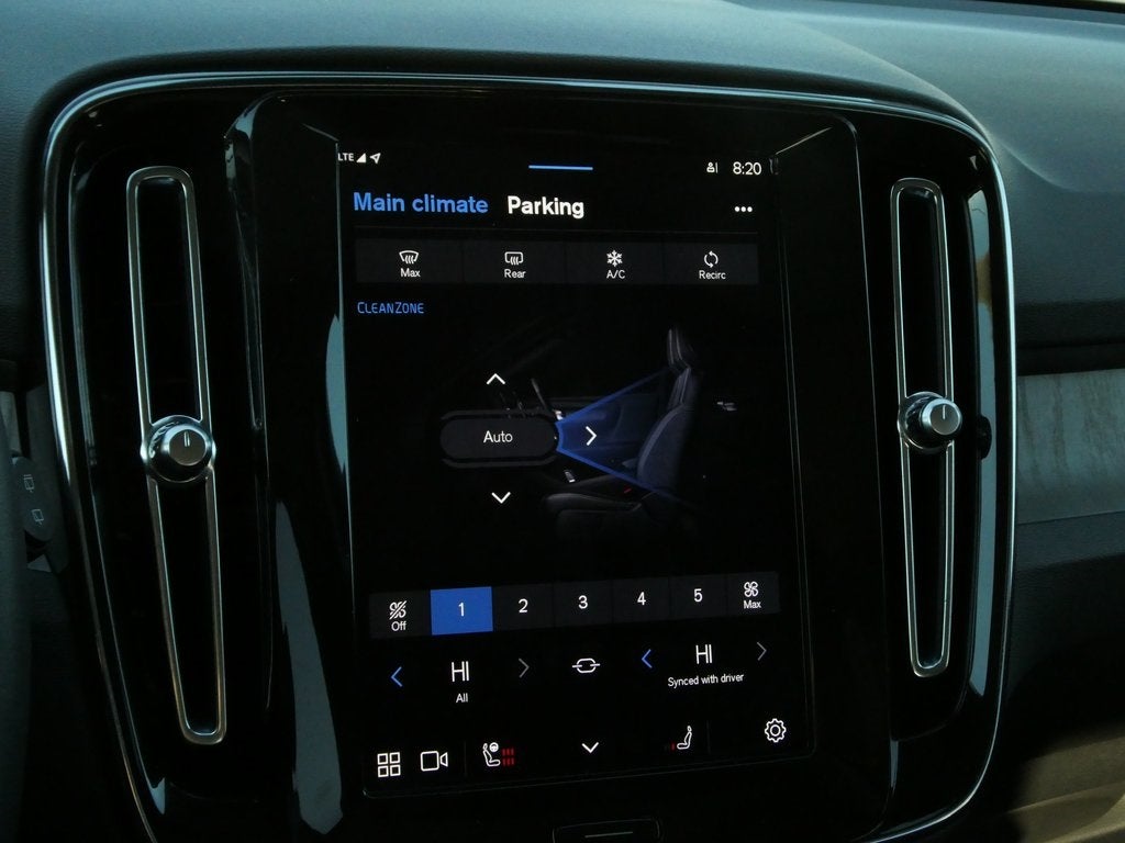 2024 Volvo XC40 B5 Plus Dark Theme