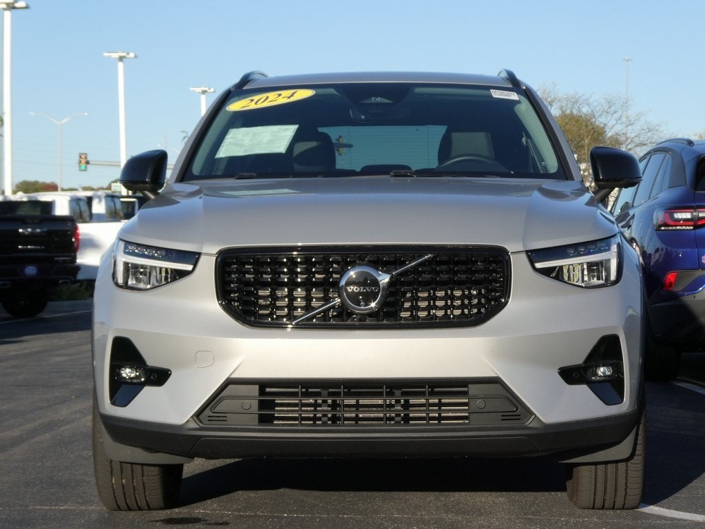 2024 Volvo XC40 B5 Plus Dark Theme