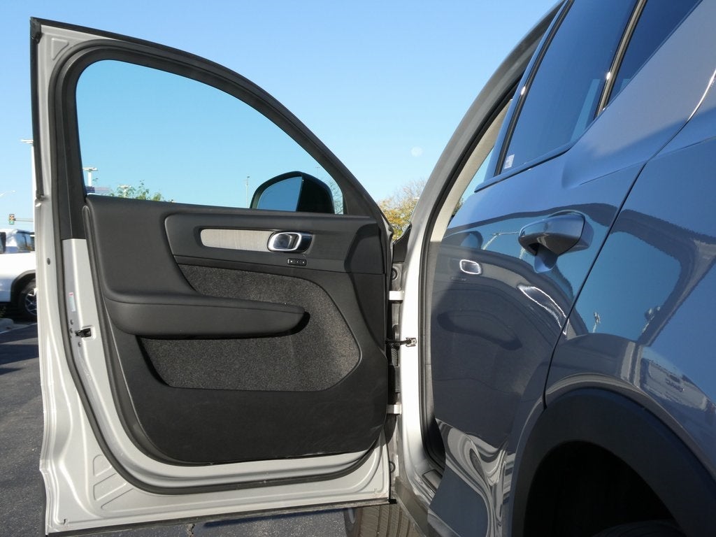 2024 Volvo XC40 B5 Plus Dark Theme