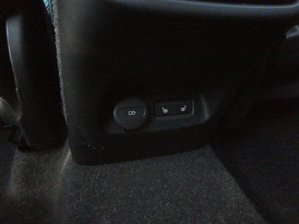 2024 Volvo XC40 B5 Plus Dark Theme